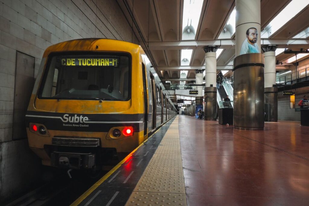 A Cidade de Buenos Aires na Argentina habilitou o pagamento do metrô com celulares e cartões